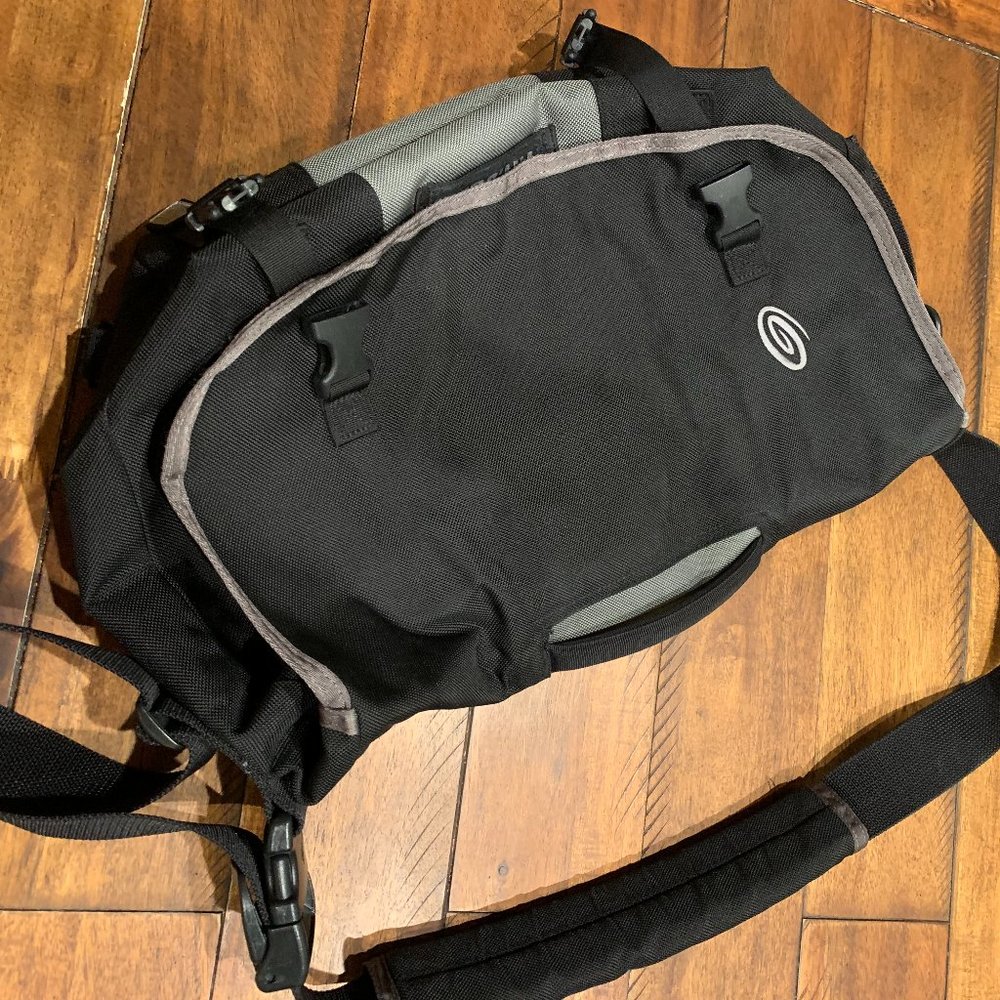Timbuk2 Classic Messenger Bag in Black/Grey